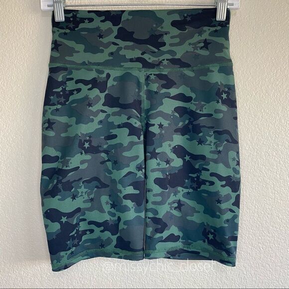 Fabletics Powerhold On the Go Camo Print Womens Biker Shorts - Picture 2 of 11